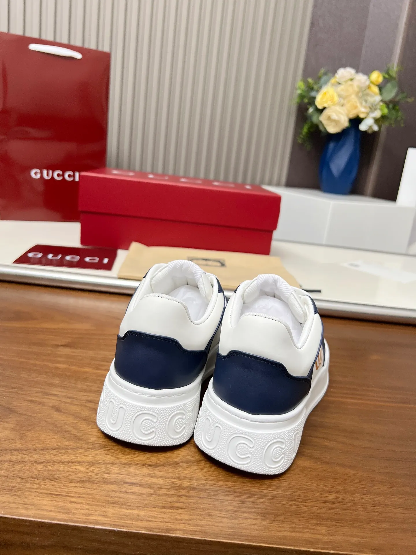 👟👟Ex-factory price 560👟👟Gucci casual sneakers, top version! Oil edge craftsmanship🌸🌸🌸1:1 reproduction. New model for early spring, creating a perfect style💣💣💣street style🔥🔥🔥Cool and stylish C-position fashionable outfit with retro and futuristic feel🌹🌹🌹Classic shoe shape, showing exquisite texture! Open mold to customize high-density outsole. Comes fully packaged. Size: Female 35-46. Fabric: Imported cowhide...men and women